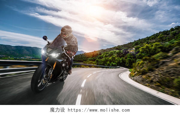 骑摩托车在路上骑有乐趣驾驶空的高速公路在摩托车之旅